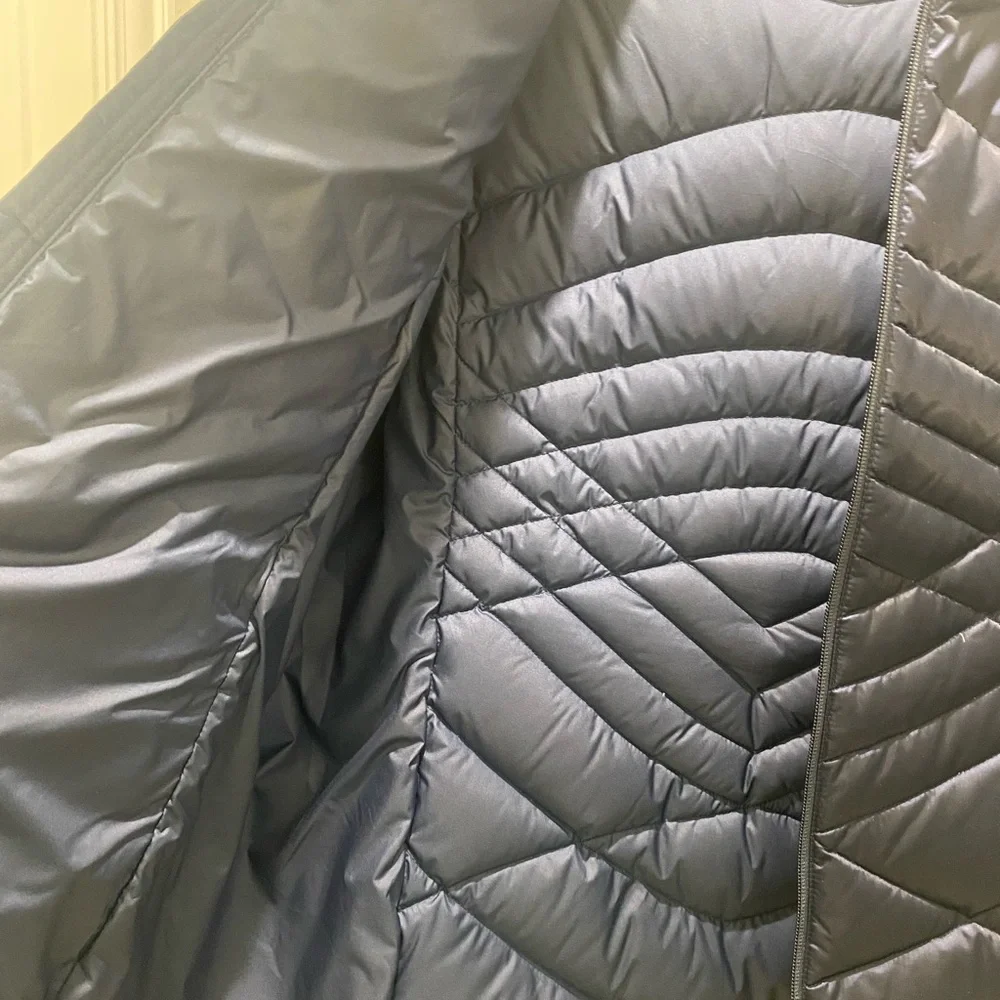 The North Face Women's Puffer Jacket w/hood - Deep Blue (Beautiful Design). - Picture 9 of 12